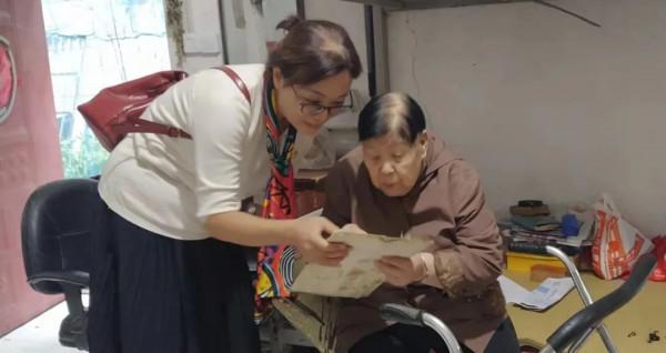 洛龍區第一實驗小學總支部委員會開展中秋節慰問退休職工活動