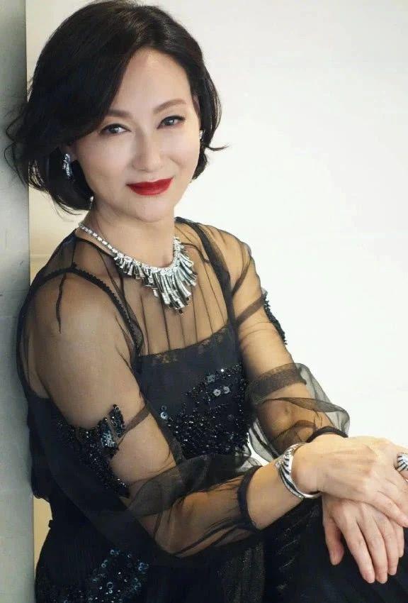 61歲的“奶奶”年紀，身材氣質如40多歲，分享惠紅英的保養方法