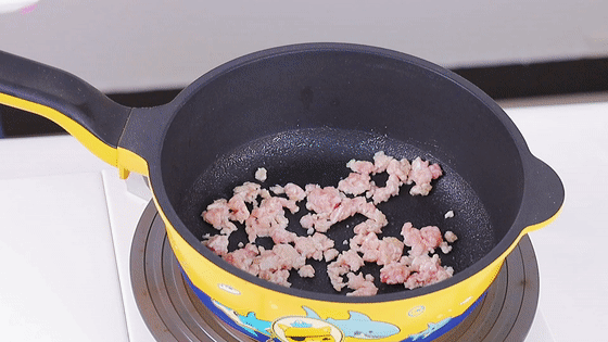 肉香土豆蓋澆飯，肉肉、蔬菜一鍋出，就連湯汁拌飯都好吃到舔碗底