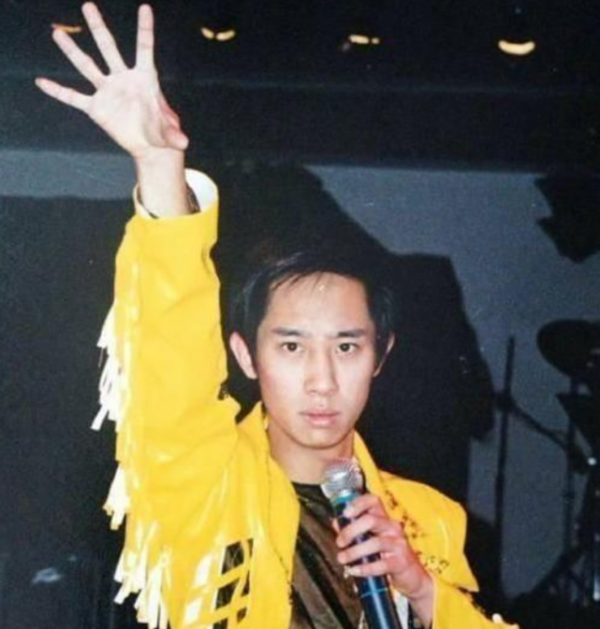 13年前，二人同上春晚，如今賈玲成了老闆，那麼白凱南哪去了？