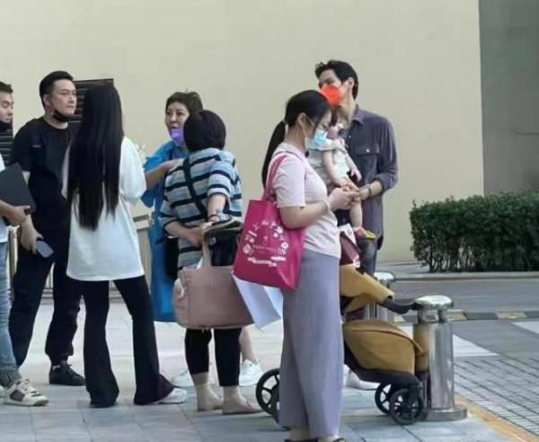 “愛狗”保鏢抱,孫女爺爺抱,向華強抱孫女的姿勢太有愛了 “愛狗”保鏢抱,孫女爺爺抱,向華強抱孫女的姿勢太有愛了