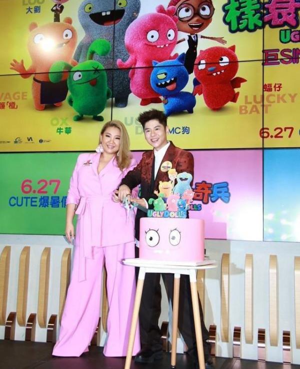 鄭欣宜的顯瘦穿搭又成功了,真空穿西裝繫腰帶,配闊腿褲更顯腿長 鄭欣宜的顯瘦穿搭又成功了,真空穿西裝繫腰帶,配闊腿褲更顯腿長