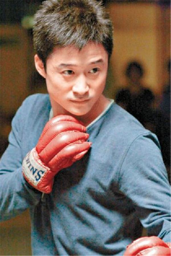 吳京200億登頂國內票房，曾嫌他賺不到500萬的初戀，如今過得咋樣