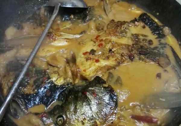 燉魚時，別用料酒白酒去腥了，換成這2樣，魚肉沒腥味，還更鮮嫩