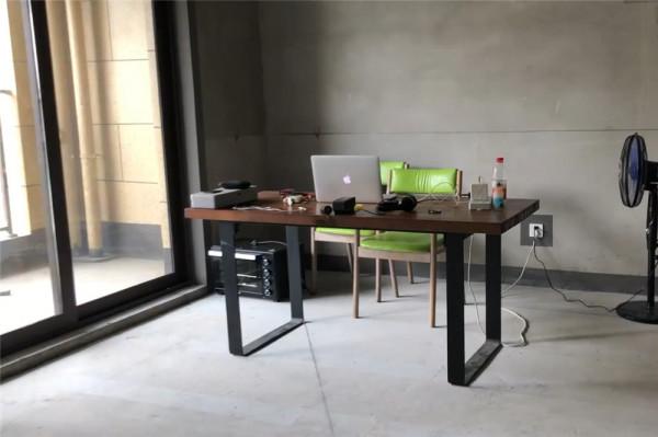 他住進不裝修的毛坯房4個月，雖簡陋卻倍感溫馨，網友：還不錯