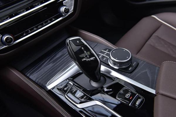 實拍全新寶馬5系，全系2.0T+8AT，家用、運動均兼顧，值得選嗎？