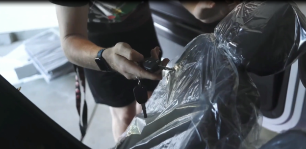 美國佬一萬買老頭樂，想證明中國車不值錢，試駕後卻迷上中國製造