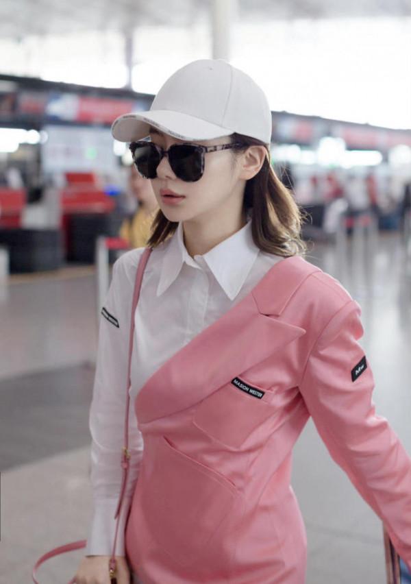 &OpenCurlyDoubleQuote;戚薇&rdquo;不走尋常路，把白襯衫當連衣裙，西裝只穿半件，意外時髦