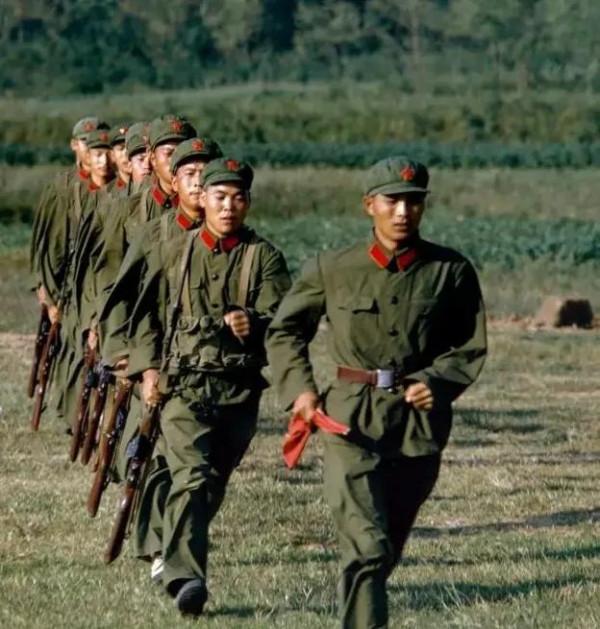 一顆紅星頭上戴，革命紅旗掛兩邊。穿65式軍裝的解放軍威武霸氣