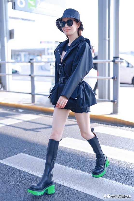 佘詩曼新戲殺青心情好！穿檸檬黃西裝，出道20多年初戀臉依舊沒變