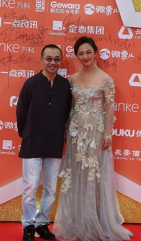 “華誼女老闆”羅海瓊穿花仙裙挺仙氣,但溜肩嚴重氣質大減,顯老 “華誼女老闆”羅海瓊穿花仙裙挺仙氣,但溜肩嚴重氣質大減,顯老