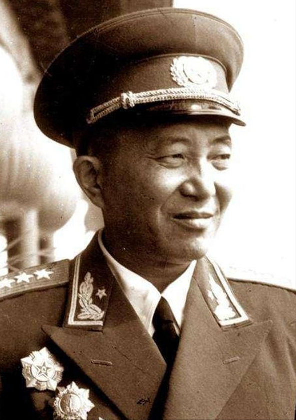 他是東北軍區副政委，53歲官至副國，後來被關押，親家是開國大將