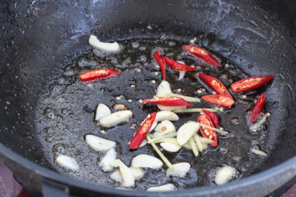 一把芹菜一塊雞胸,簡單炒炒就出鍋,鮮嫩營養熱量低,老少皆宜 一把芹菜一塊雞胸,簡單炒炒就出鍋,鮮嫩營養熱量低,老少皆宜