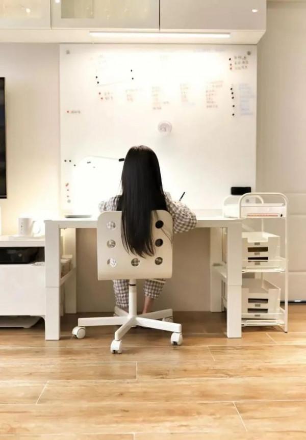 新房裝修,孩子學習桌放在哪裡最合適?聽聽“獎狀牆”媽媽怎麼說 新房裝修,孩子學習桌放在哪裡最合適?聽聽“獎狀牆”媽媽怎麼說