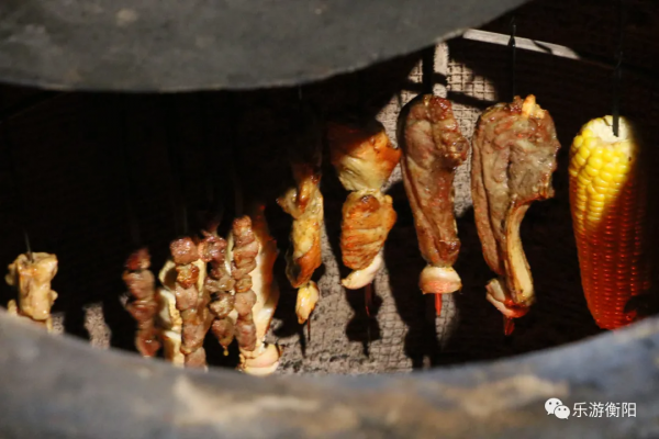 吊爐燒烤，用獨家秘訣研製，是冬日裡的一方人間風味