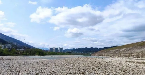 尋石樂趣——一腳踢出來的美石