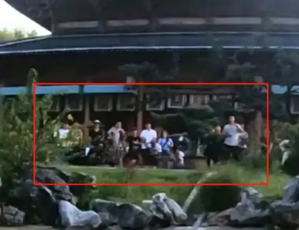 假馬假肌肉，每部戲戴美瞳，明星拍戲一個比一個能忽悠，太離譜