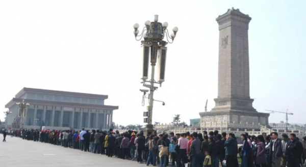 77年，毛主席紀念堂開門當天爆滿，中央緊急決定：每天只開4小時
