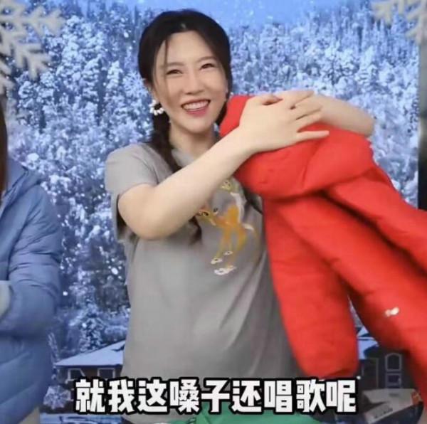 宋丹丹兒媳婦挺孕肚直播賣貨 和巴圖搭檔累到嗓子沙啞