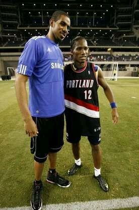 這些肌肉壯漢與NBA巨人合影，秒變渣渣！施瓦辛格瞬間小了2圈