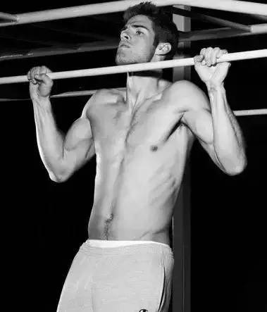 有肌肉才夠男人，徒手健身24式