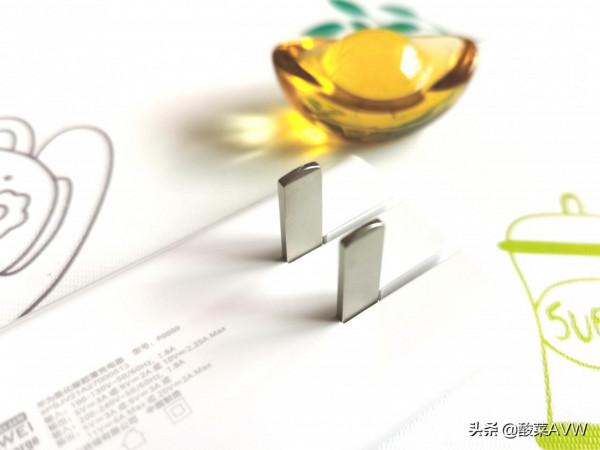 華為超薄氮化鎵充電頭開箱!纖薄小巧、氮化鎵技術、多裝置支援 華為超薄氮化鎵充電頭開箱!纖薄小巧、氮化鎵技術、多裝置支援