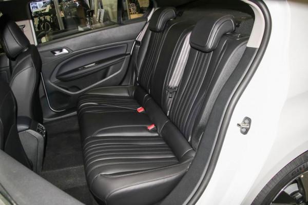 實拍標緻408，軸距2730mm，好開又省油，究竟值不值得入手？