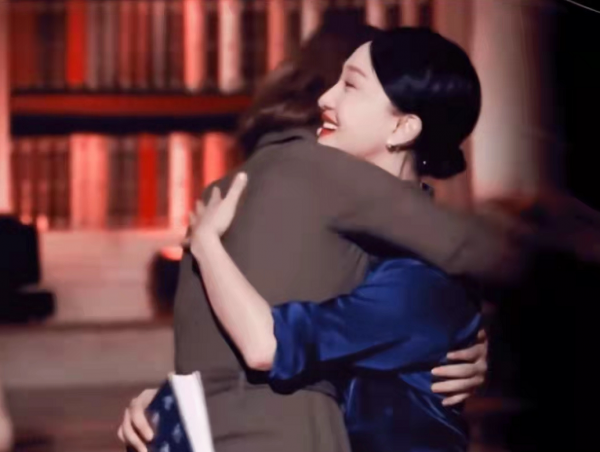 周迅登上《朗讀者》！穿紫裙將優雅刻進骨子裡，跟董卿相擁超養眼