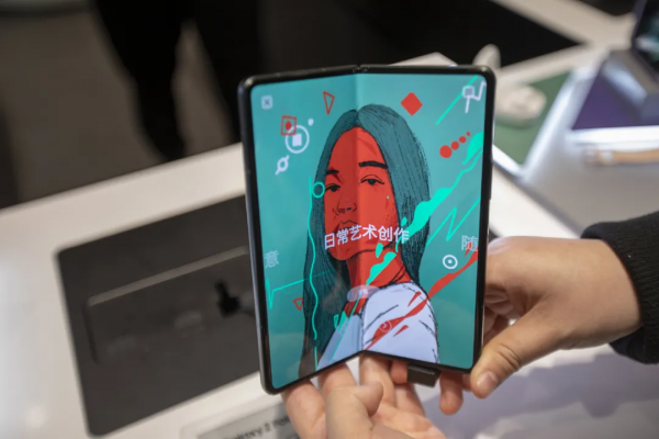 從造芯到造車，手機廠商都拼了