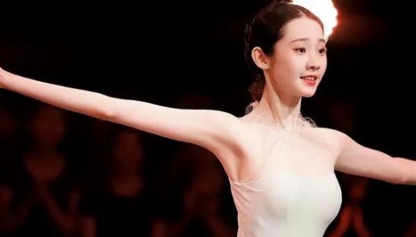 “小白兔”張藝凡的“黑化史”，娛樂圈就是個大染缸