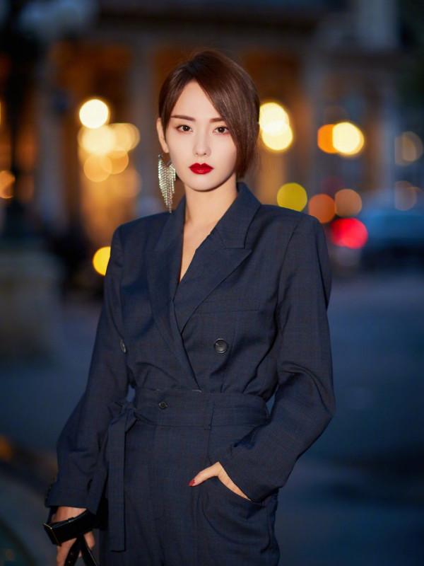 張嘉倪的落日晚霞妝“火”了，配上焦糖系衣裝，32歲秒變18歲少女