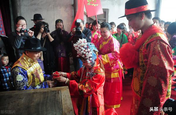 新娘被新郎誤會以死明志,新郎得知訊息,隨新娘一起去了 新娘被新郎誤會以死明志,新郎得知訊息,隨新娘一起去了