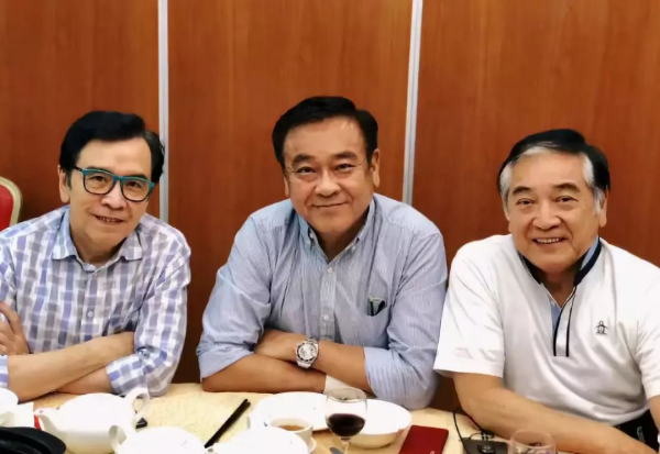 秦沛姜大衛爾冬升罕同框，三兄弟長相相似，動作表情一致默契十足