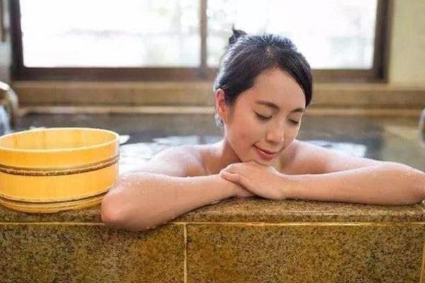 在日本泡溫泉，必須遵守3條規定，不然就會拒之門外