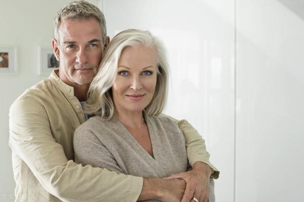 娛樂圈這幾位“怕老婆”的男星，賺足了福氣和好運