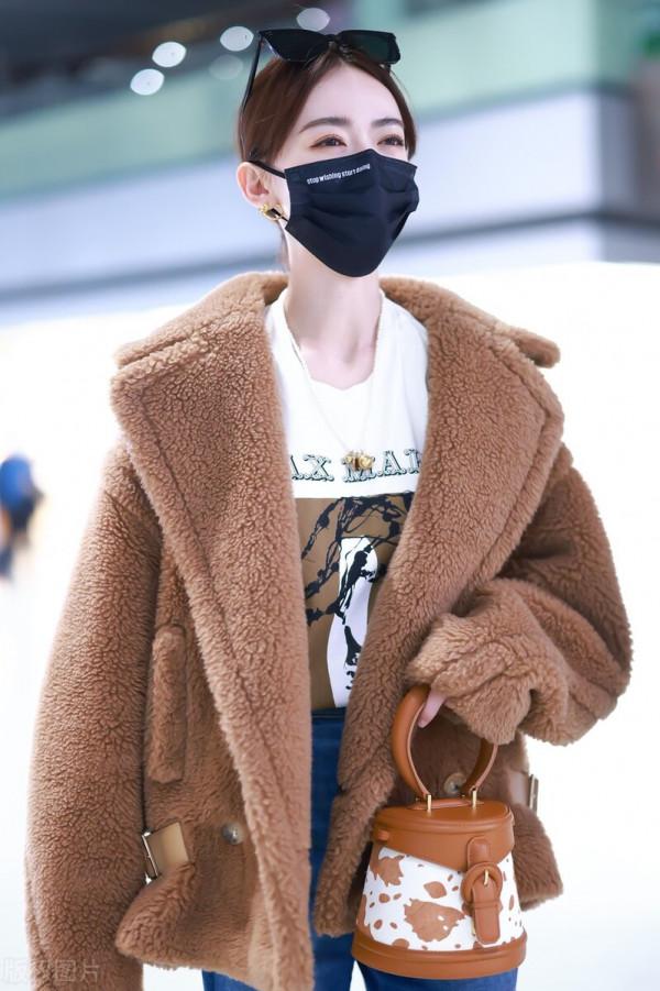 吳謹言穿棕色羊羔絨外套搭配破洞牛仔褲,腳踩白色短靴可愛減齡 吳謹言穿棕色羊羔絨外套搭配破洞牛仔褲,腳踩白色短靴可愛減齡