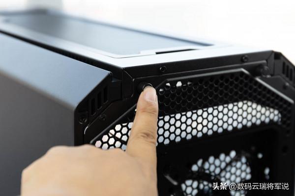 全模組化設計的靜音側透機箱——SILENT BASE 802 機箱黑色版輕體驗 全模組化設計的靜音側透機箱——SILENT BASE 802 機箱黑色版輕體驗