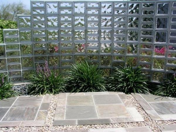 日本住宅的院子,圍牆愛用玻璃板,表面漂亮實際沒國內紅磚牆結實 日本住宅的院子,圍牆愛用玻璃板,表面漂亮實際沒國內紅磚牆結實