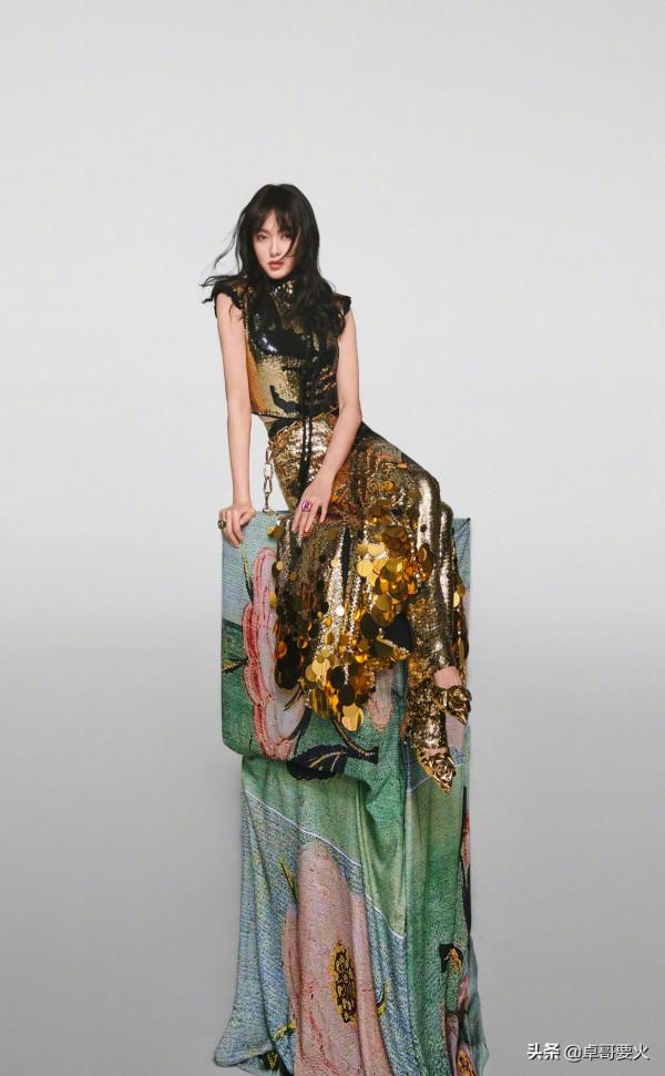 唐嫣最新“大片”出爐，璀璨的人魚造型設計，似引領時尚圈新潮？
