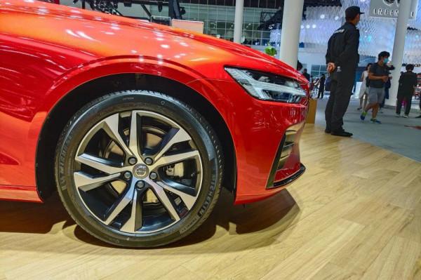 二線豪華品牌家轎怎麼選？文中會給您答案