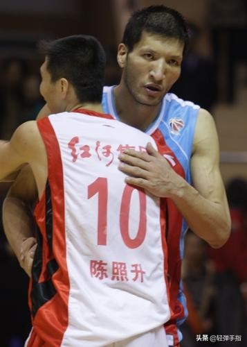 人物|17歲學籃球,42歲退役,換過8支球隊,被稱作CBA“活化石” 人物|17歲學籃球,42歲退役,換過8支球隊,被稱作CBA“活化石”
