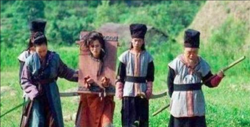 古代押運流放女囚犯,來回幾千里路,為何衙役們爭先恐後搶著去? 古代押運流放女囚犯,來回幾千里路,為何衙役們爭先恐後搶著去?