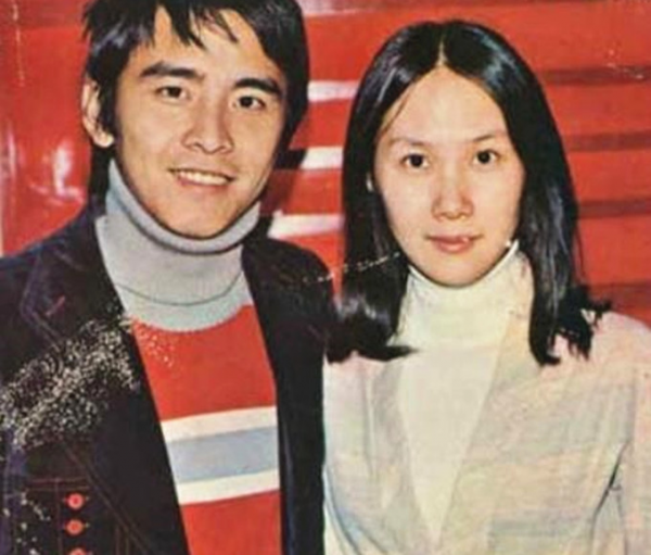 姜大衛為愛妻慶73歲生日，連續2次親吻妻子臉頰，結婚47年仍恩愛