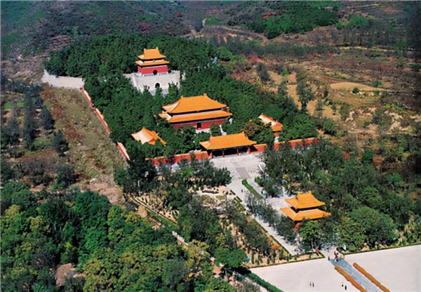 北京一處陵寢建築群，共埋葬十三位皇帝，充滿傳奇色彩值得一看