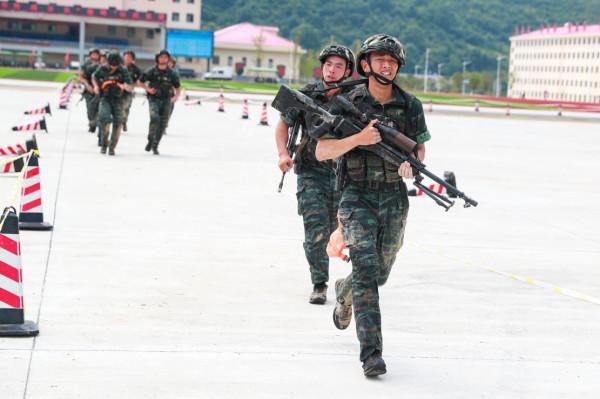 從炊事員到特戰隊員的戰力“升級” 從炊事員到特戰隊員的戰力“升級”