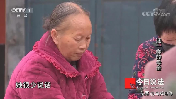 35年了,我的媽媽,枕頭下總是放著一把刀 35年了,我的媽媽,枕頭下總是放著一把刀