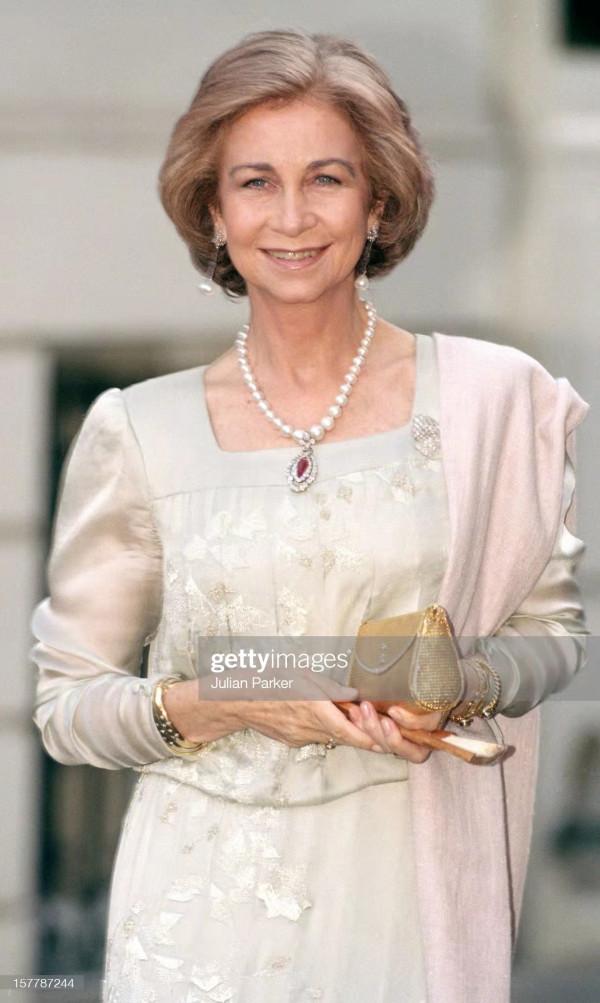 西班牙老王后穿十年前舊衣參加婚禮,一枚紅寶石吊墜,用意深刻 西班牙老王后穿十年前舊衣參加婚禮,一枚紅寶石吊墜,用意深刻