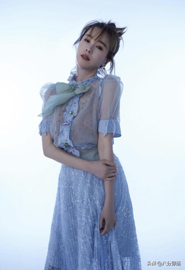 左小青真不愧是“闊太”,穿紅絲絨連衣裙凸顯小蠻腰,高挑時髦 左小青真不愧是“闊太”,穿紅絲絨連衣裙凸顯小蠻腰,高挑時髦