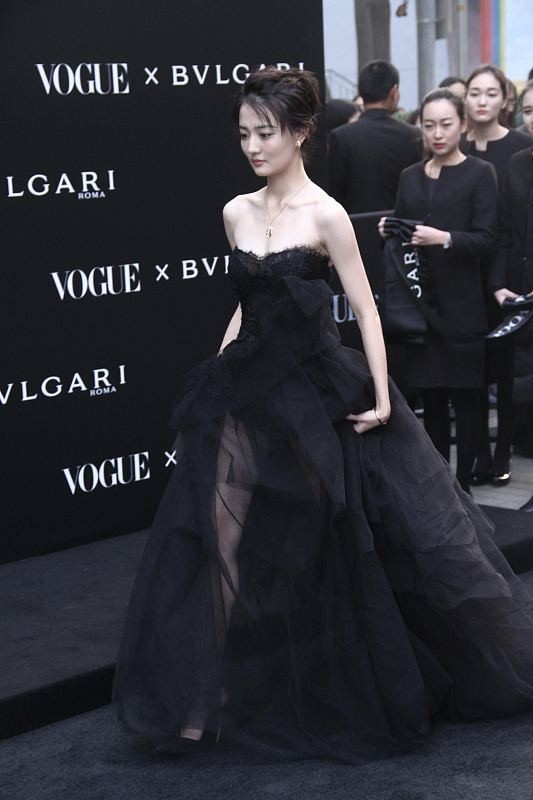 徐璐真的好美啊,穿婚紗氣質好溫柔,無修圖也很迷人 徐璐真的好美啊,穿婚紗氣質好溫柔,無修圖也很迷人