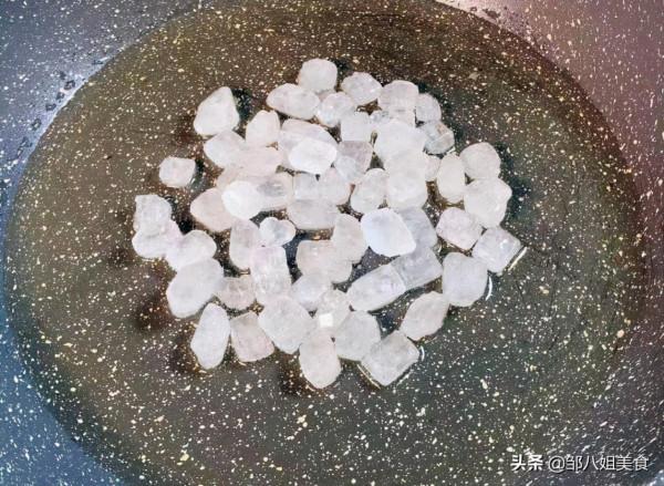 炒糖色，用水還是用油？教你正確做法，糖色紅亮不糊，很簡單